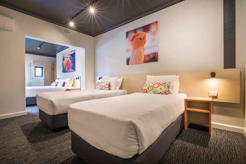 Nightcap at Chester Hill Hotel - Tourism Cairns 5