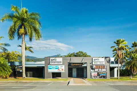 Nightcap at Edge Hill Tavern - Tourism Cairns 0