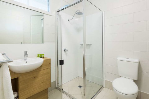 Nightcap at Edge Hill Tavern - Tourism Cairns 1