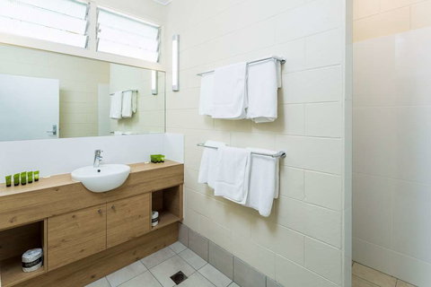 Nightcap at Edge Hill Tavern - Tourism Cairns 2