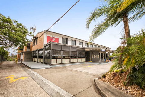 Camp Hill Hotel - Tourism Cairns 0