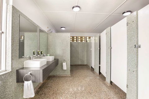 Camp Hill Hotel - Tourism Cairns 1