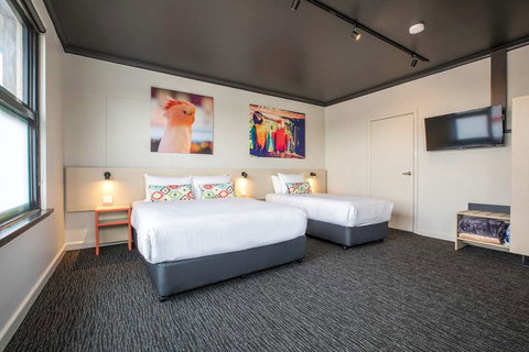 Nightcap at Chester Hill Hotel - Tourism Cairns 4