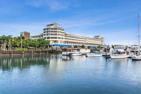 Shangri-La Hotel, The Marina - Tourism Cairns 0
