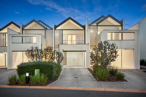 Quest Sanctuary Lakes - Tourism Cairns 0