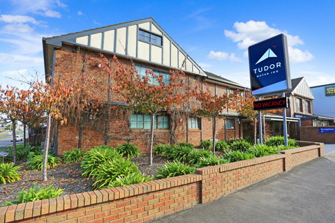Tudor Motor Inn - Tourism Cairns 1