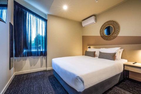 Nightcap at Manhattan Hotel - Tourism Cairns 4