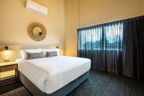 Nightcap at Manhattan Hotel - Tourism Cairns 6