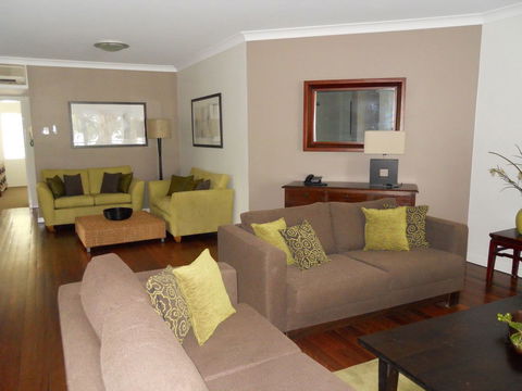 BeachView Apartments At Villa Paradiso - Tourism Cairns 2