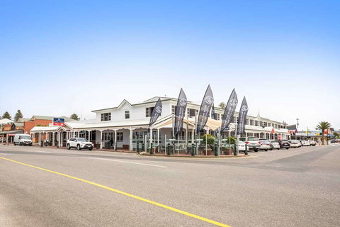 Hotel Victor - Tourism Cairns 0