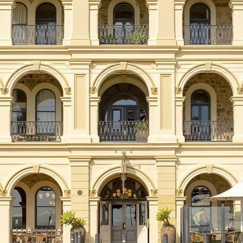 Largs Pier Hotel - Tourism Cairns 1