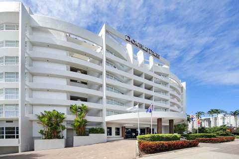 DoubleTree by Hilton Cairns - Tourism Cairns 0