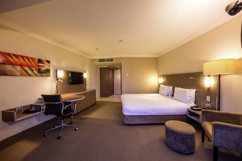 DoubleTree by Hilton Cairns - Tourism Cairns 8