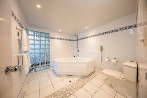 DoubleTree by Hilton Cairns - Tourism Cairns 9