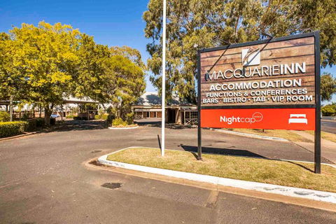 Macquarie Inn - Tourism Cairns 0