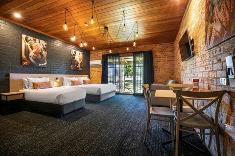Macquarie Inn - Tourism Cairns 1