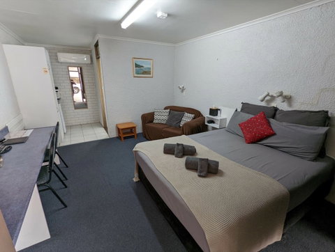 Abajaz Motor Inn - Tourism Cairns 0