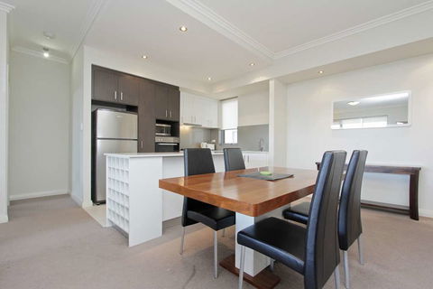 Zappeion Apartments - Tourism Cairns 1
