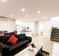 3BR Townhouse Double Garage walk to Lake Ginninderra