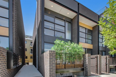 Accommodate Canberra - Parbery - Tourism Cairns 8