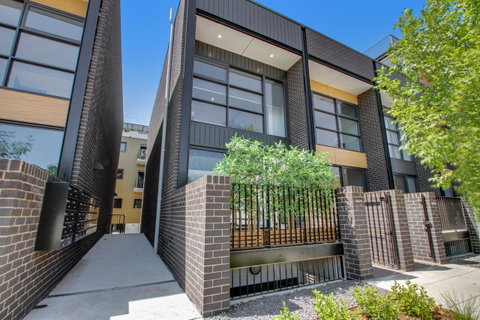 Accommodate Canberra - Parbery - Tourism Cairns 4