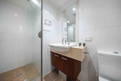Spacious 1BR Stylish New Acton Apartment +Parking - Tourism Cairns 17