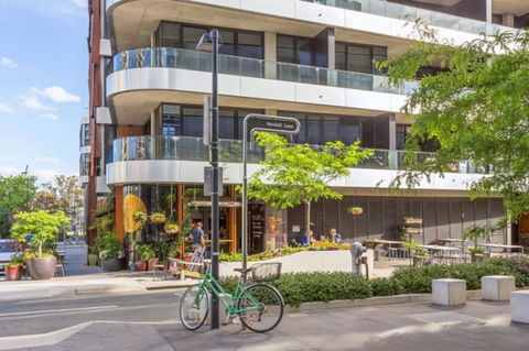 Spacious 1BR Stylish New Acton Apartment +Parking - Tourism Cairns 11