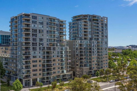 Spacious 1BR Stylish New Acton Apartment +Parking - Tourism Cairns 12
