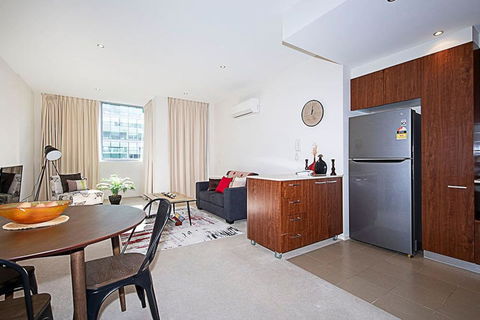 Spacious 1BR Stylish New Acton Apartment +Parking - Tourism Cairns 8