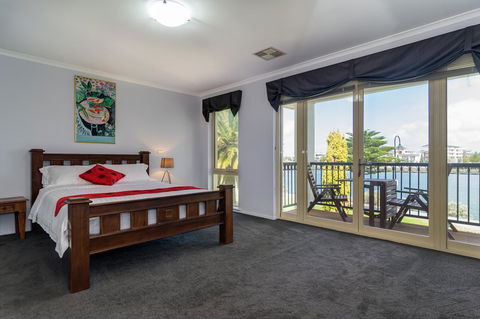 Port Adelaide Harbourside House - Tourism Cairns 6