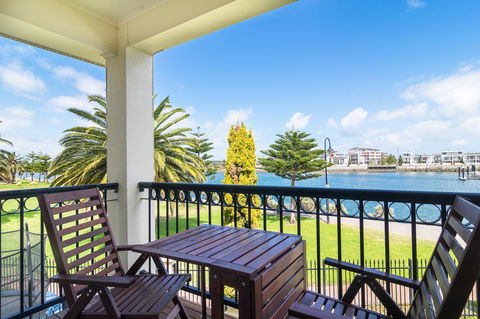Port Adelaide Harbourside House - Tourism Cairns 7