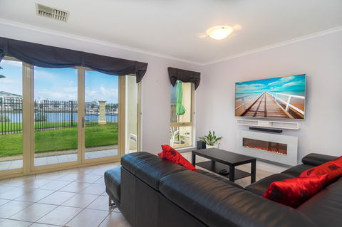 Port Adelaide Harbourside House - Tourism Cairns 2