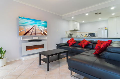 Port Adelaide Harbourside House - Tourism Cairns 3
