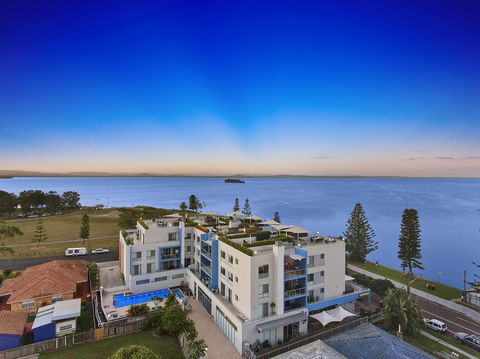 Lakeside Waterfront Apartment The Entrance - Tourism Cairns 16