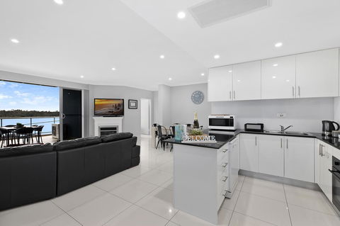Lakeside Waterfront Apartment The Entrance - Tourism Cairns 3