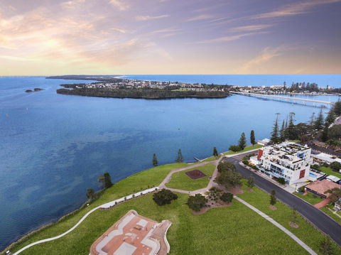 Lakeside Waterfront Apartment The Entrance - Tourism Cairns 18