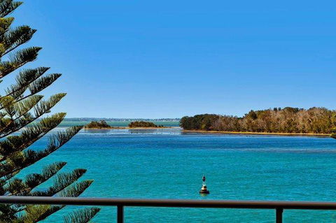 Lakeside Waterfront Apartment The Entrance - Tourism Cairns 34