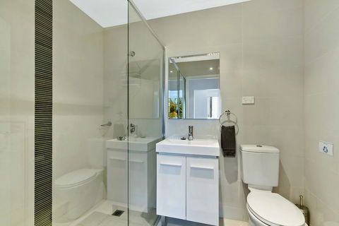 Lakeside Waterfront Apartment The Entrance - Tourism Cairns 11