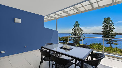 Lakeside Waterfront Apartment The Entrance - Tourism Cairns 32