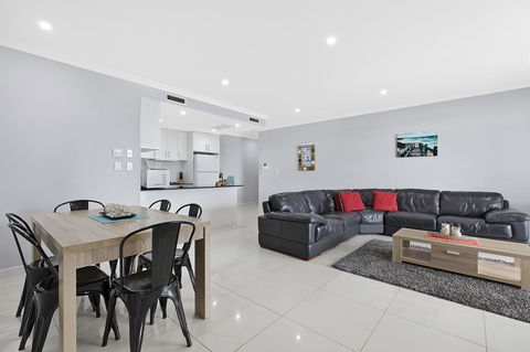 Lakeside Waterfront Apartment The Entrance - Tourism Cairns 5
