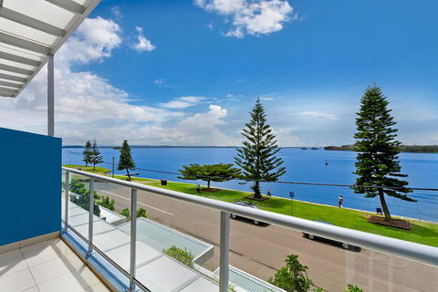Lakeside Waterfront Apartment The Entrance - Tourism Cairns 33