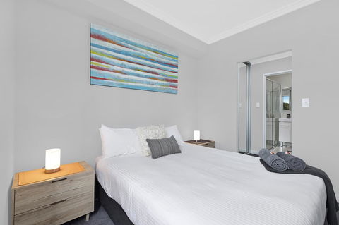 Lakeside Waterfront Apartment The Entrance - Tourism Cairns 8