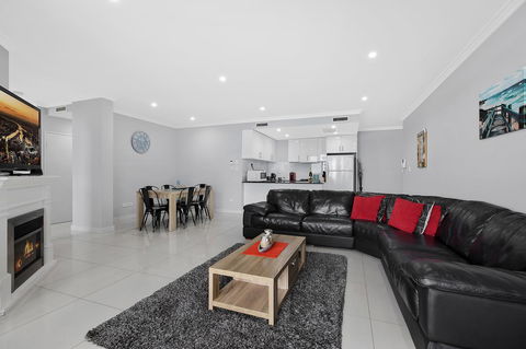 Lakeside Waterfront Apartment The Entrance - Tourism Cairns 4