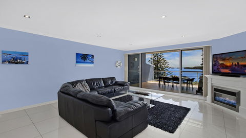 Lakeside Waterfront Apartment The Entrance - Tourism Cairns 6