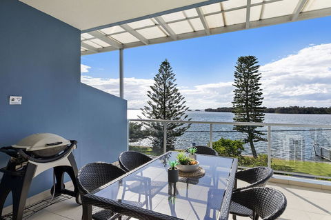 Lakeside Waterfront Apartment The Entrance - Tourism Cairns 30