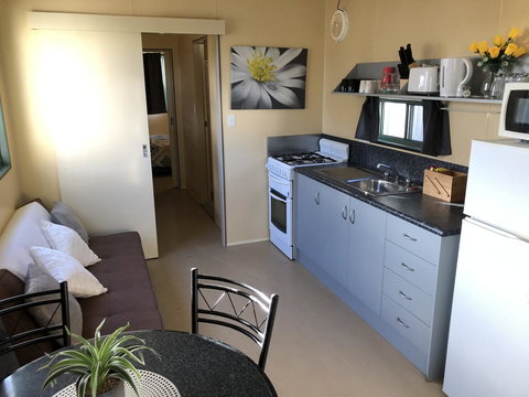 Rocks Retreat Cabin - Dolphin - Tourism Cairns 6