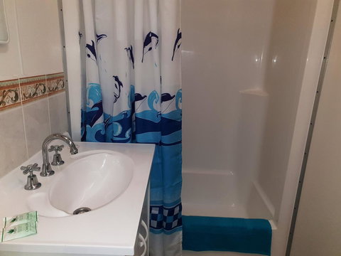 Rocks Retreat Cabin - Dolphin - Tourism Cairns 9