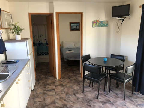 Rocks Retreat Cabin - Dolphin - Tourism Cairns 4