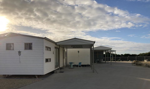 Rocks Retreat Cabin - Dolphin - Tourism Cairns 7