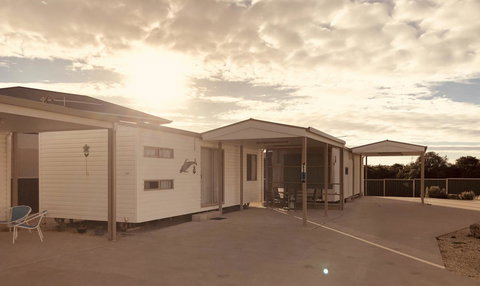 Rocks Retreat Cabin - Dolphin - Tourism Cairns 2